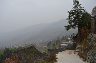 山间村落小道 云雾缭绕