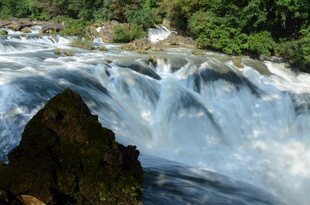 壮观瀑布 水流奔腾而下