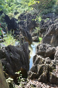 山间溪流穿岩石美景