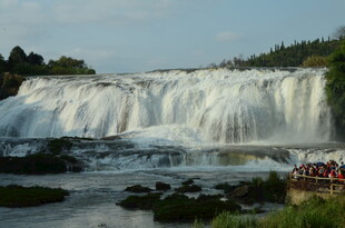 壮观瀑布下的游人景象