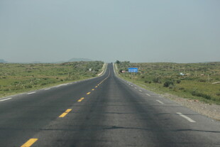 空旷公路延伸向远方