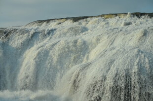 壮观瀑布倾泻而下