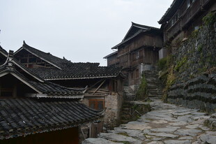 古村落石板路旁的传统民居