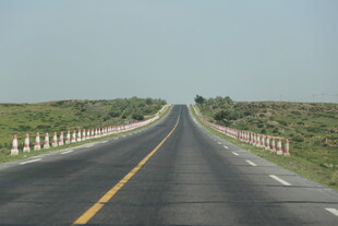 宽阔公路延伸向远方