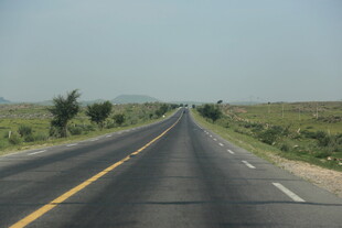 空旷公路延伸向远方