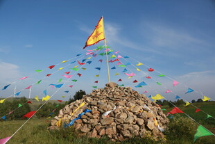 石堆上飘扬的多彩旗帜