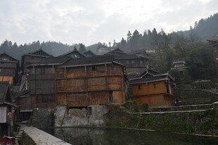 苗寨临水木质建筑群