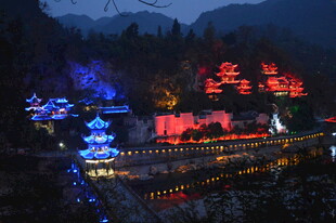 山间璀璨夜景灯光秀