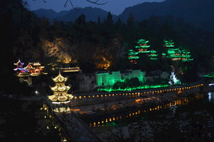 山间夜景璀璨古建筑群