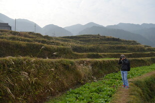 山间小径上的徒步者