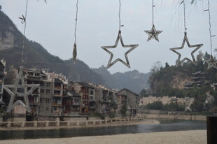 河畔星星挂饰与山水景致