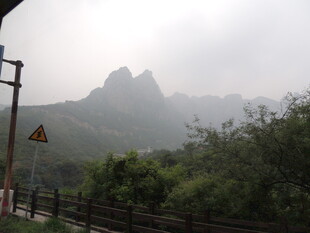 山间景致 远处山峦隐约可见