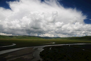 草原河流与壮丽云层景观