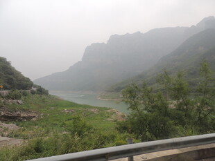 山间公路旁的朦胧山水景