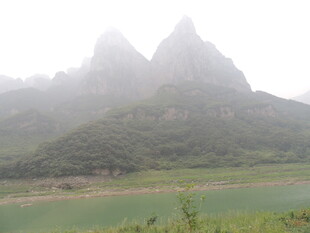 雾中秀丽山水风光