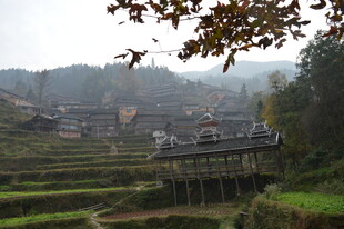 山间梯田与古朴风雨桥