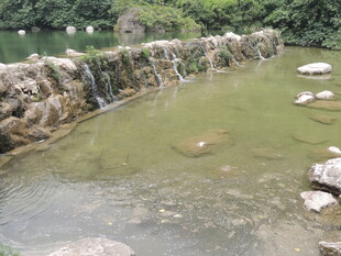 山间溪流中的石砌水坝