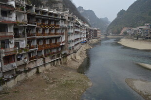 依山傍水的古朴村落