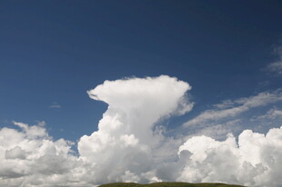 蓝天中的壮观积雨云