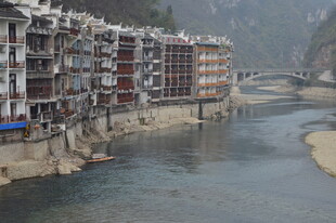 河畔错落有致的民居建筑