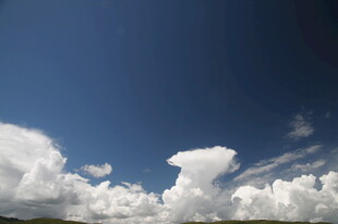 蓝天之下的壮观积云