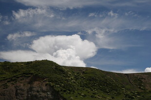 青山之上的蓬松白云