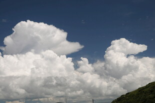 蓝天之下的蓬松云朵