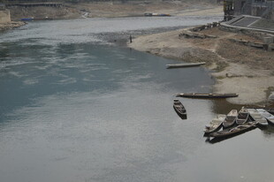 江边停泊船只的静谧景象