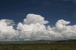 草原上空的壮丽白云
