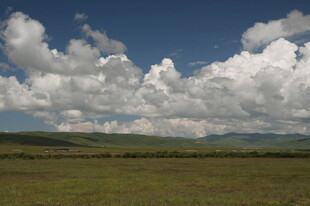 草原上空的壮丽云层