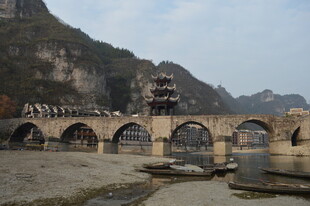 古桥横跨山水间