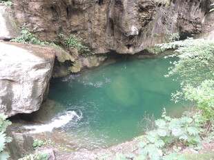 山间碧潭清幽之景