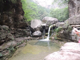 山间溪流瀑布美景