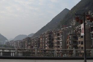 依山而建的居民建筑群