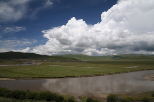 草原湖畔壮丽云景