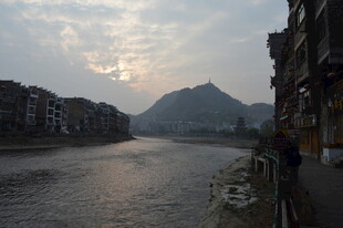 河畔城镇暮色风景