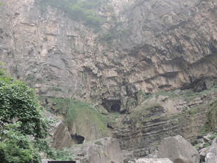 险峻山壁与绿植景观