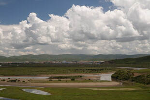 草原河畔壮丽风光