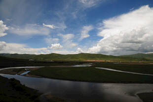 草原河流与蓝天白云美景