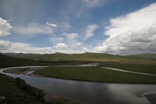 草原河流蓝天白云美景