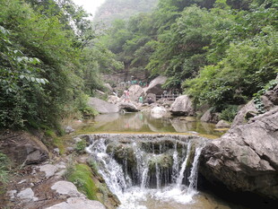 山间溪流瀑布自然美景
