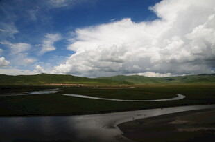 草原河流与壮美天空景观
