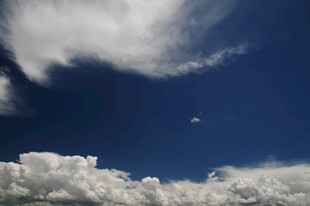 蓝天之上的蓬松云朵