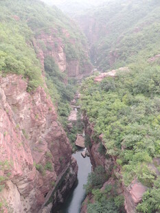 峡谷山水间的自然美景