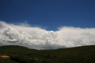 蓝天之下的壮阔云层景观