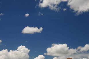 蓝天飘着朵朵白云