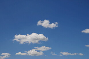 蓝天飘着几朵白云