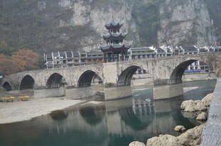 古风石桥横跨宁静水面