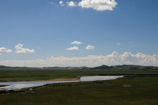 草原湖泊蓝天美景