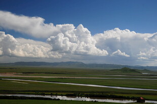 草原蓝天与白云美景